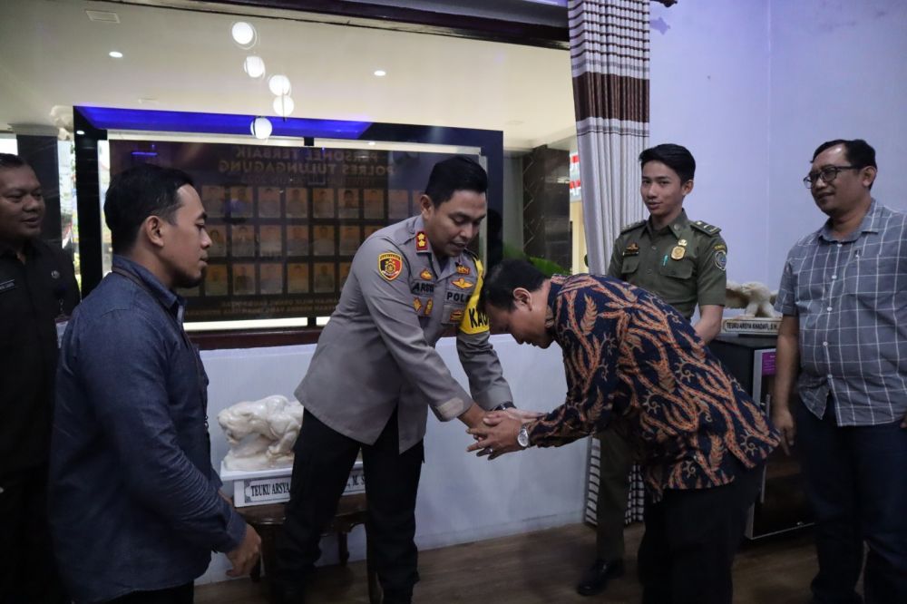 Kapolres Tulungagung AKBP Teuku Arsya Khadafi terima kunjungan ketua Bawaslu Tulungagung Pungki Dwi Puspito