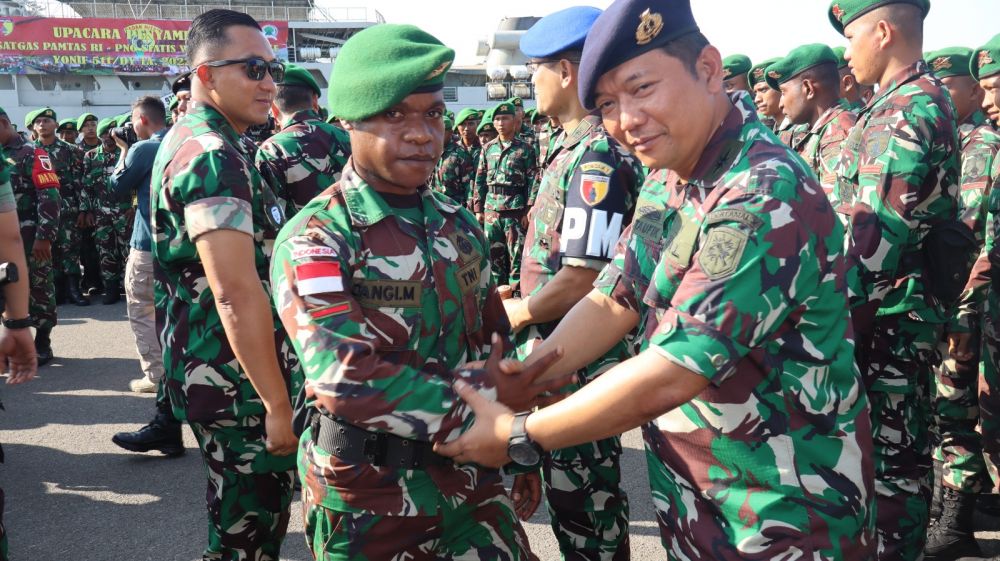 Asops Danlantamal V Kolonel Laut (P) Muhammad Taufik sambut Satgas Pamtas RI