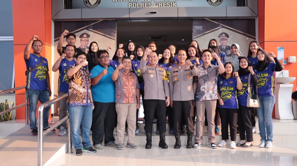 Kapolres Gresik AKBP Adhitya Panji Anom berangkatkan tim bola Voli ke Porprov Sidoarjo