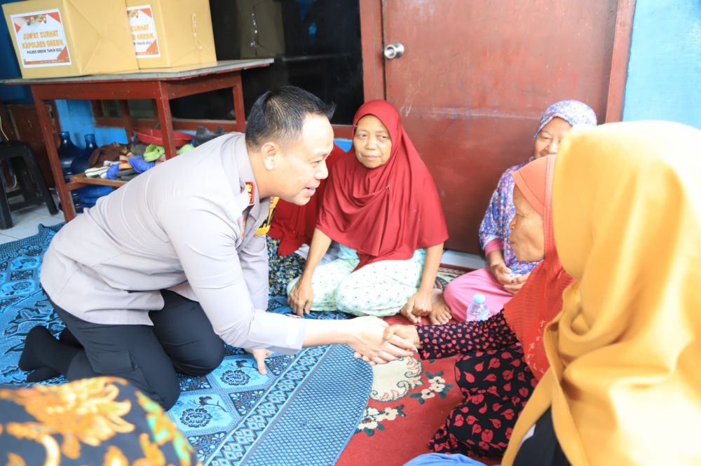 Kapolres Gresik AKBP Adhitya Panji Anom Jum'at Curhat Door to Door