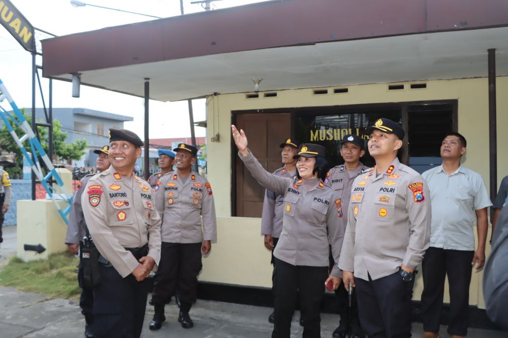 Kapolres Tulungagung AKBP Teuku Arsya Khadafi disambut Kapolsek Karangrejo Iptu Nenny Endah Sasongko