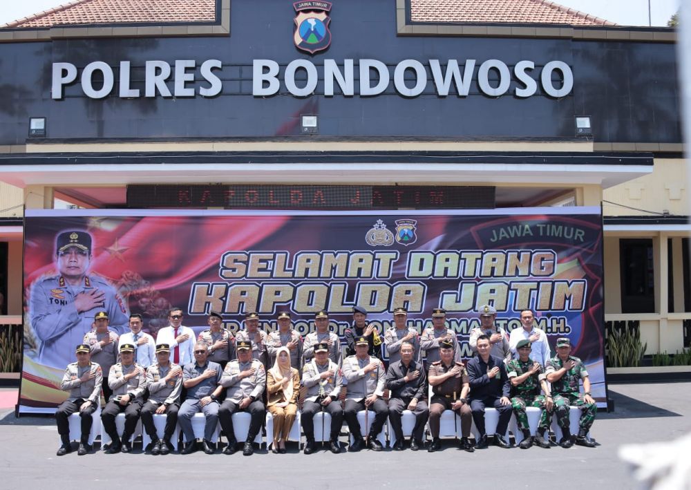 Kapolda Jatim Irjen Pol Dr. Toni Harmanto saat peresmian masjid dan peletakan batu pertama barak Dalmas