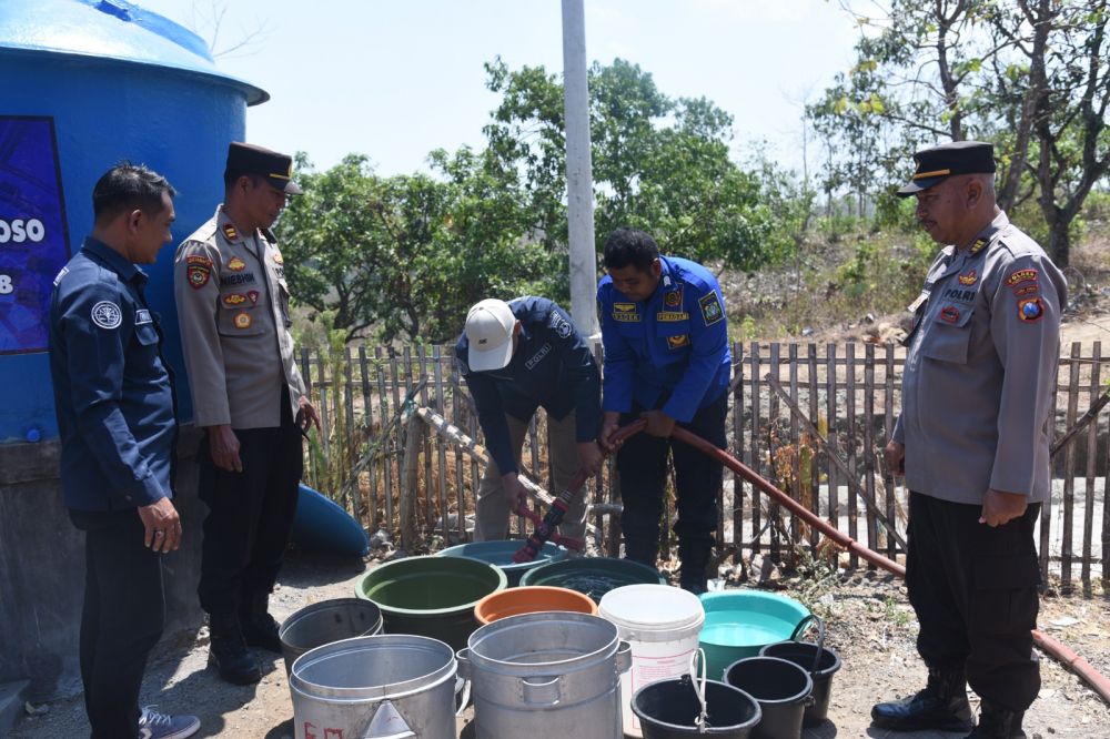 Polres Bondowoso salurkan bantuan air bersih