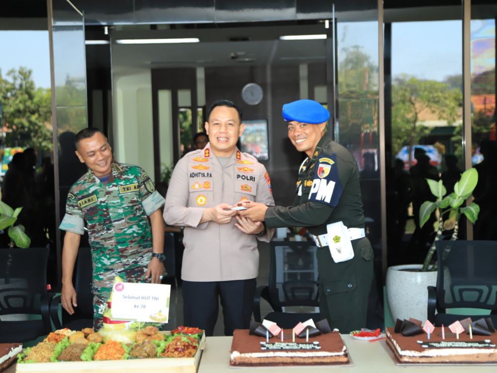 Kapolres Gresik AKBP Adhitya Panji Anom beri kue ulang tahun ke Dansubdenpom V/4-2 Gresik Lettu CPM I Nyoman Gede Budearta