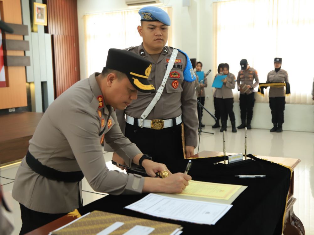 Kapolres Gresik AKBP Adhitya Panji Anom pimpin sertijab Kapolsek jajaran