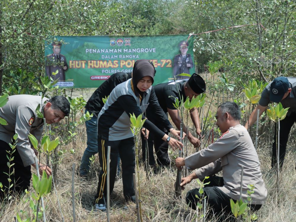 Humas Polres Gresik lakukan penanaman Mangrove di HUT Humas Polri ke-72