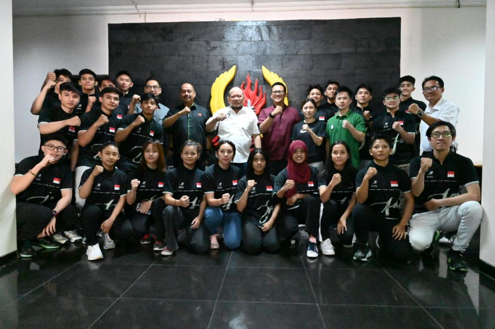 Ketua DPD RI AA LaNyalla Mahmud Mattalitti bersama atlet Wushu