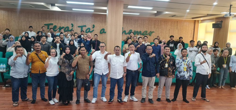 Ketua PWI Jatim Lutfil Hakim saat menjadi narasumber