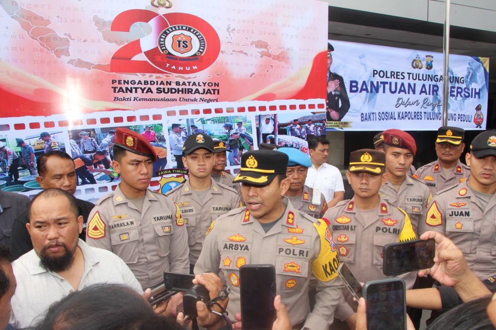 Polisi Salurkan Air Bersih ke 3 Kecamatan di Tulungagung