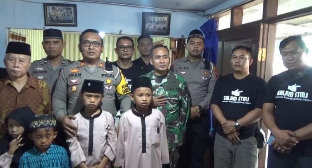 Kasatlantas Polres Bondowoso dan TNI Berbagi ke Puluhan Anak Yatim-piatu