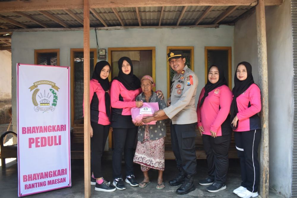 Polsek Maesan berbagi sembako di Jum'at Berkah