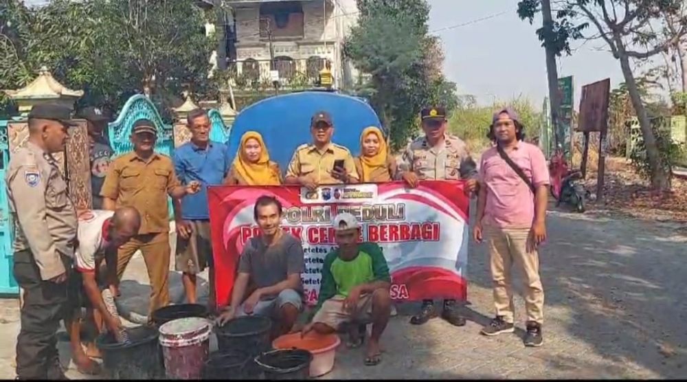 Polisi beri bantuan air bersih ke warga