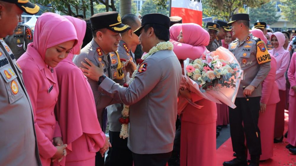 Kapolda Jatim Irjen Pol Dr. Toni Harmanto saat berpamitan dengan Kapolres Gresik AKBP Adhitya Panji Anom