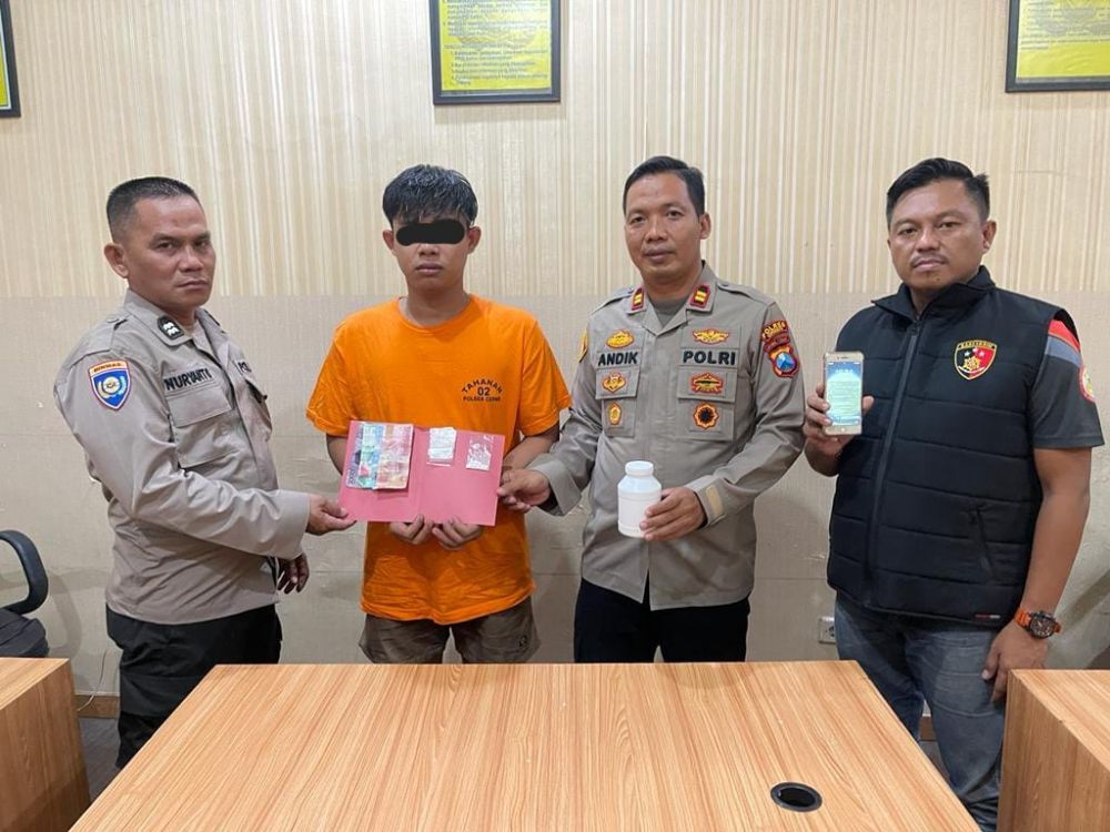 Tersangka diamankan Polisi beserta barang buktinya