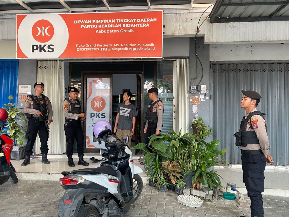 Anggota Sabhara Polres Gresik patroli kantor partai