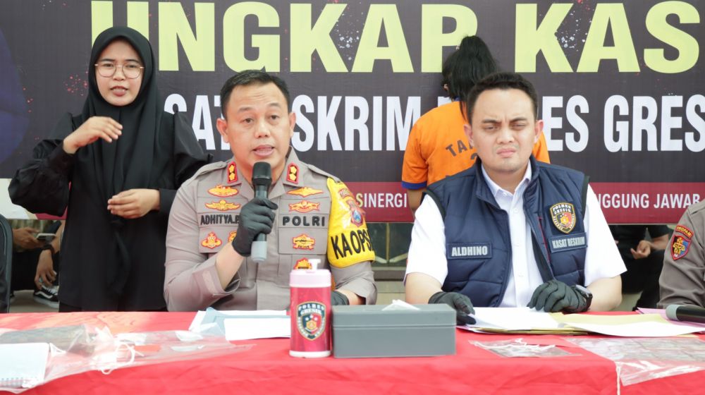 Kapolres Gresik AKBP Adhitya Panji Anom didampingi Kasat Reskrim Polres Gresik AKP Aldhino Prima Wirdhan