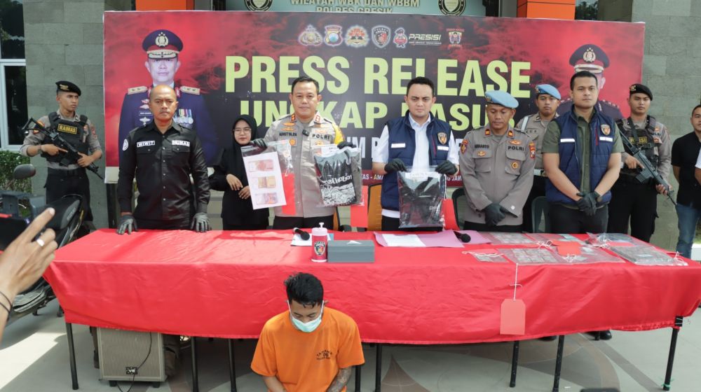 Tersangka diamankan Polisi beserta barang buktinya