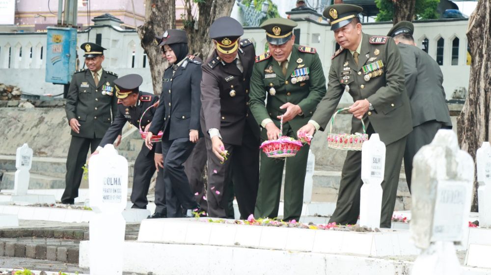 Polres Gresik ziarah ke makam Pahlawan