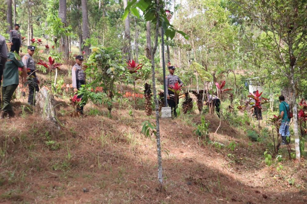 Polres Tulungagung Tanam Pohon, Lestarikan Hutan di D Capin