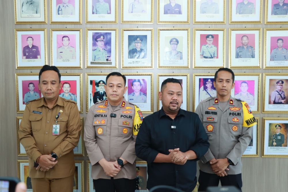 Bupati Gresik Gus Yani didampingi Kapolres Gresik AKBP Adhitya Panji Anom dan Wakapolres Kompol Erika Purwana Putra