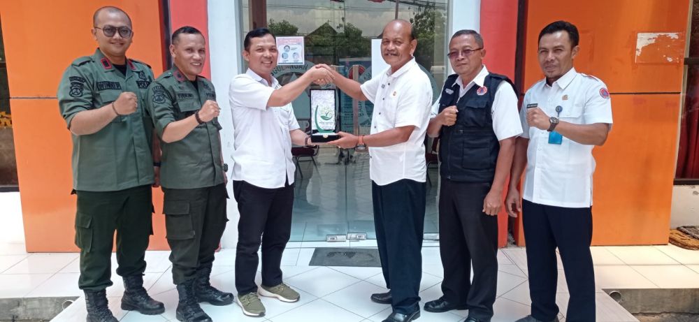 Perhutani serahkan cinderamata melambangkan ikatan kerjasama yang baik