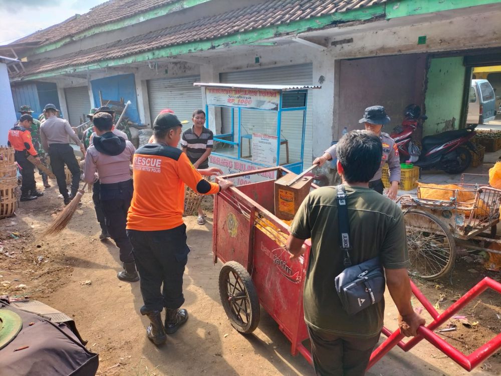 Polisi Tulungagung peduli lingkungan antisipasi banjir