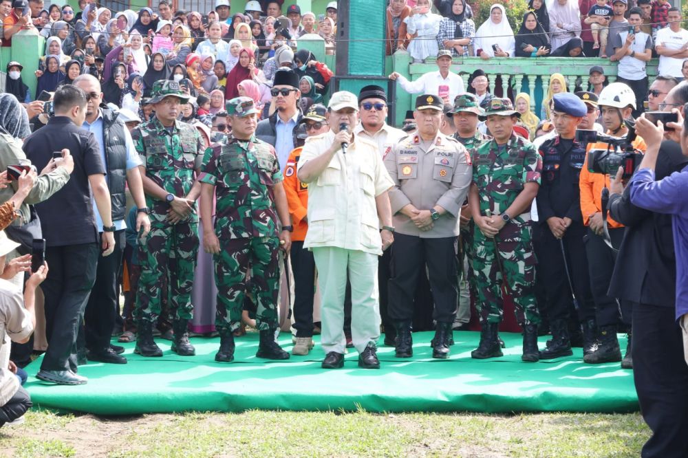 Menhan Prabowo Beri Santunan ke Korban Erupsi Gunung Merapi di Sumbar