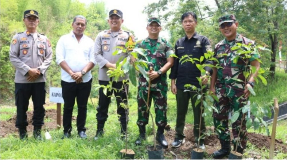 Perhutani KPH Probolinggo tanam pohon bareng Polres Probolinggo dan Kodim 0820