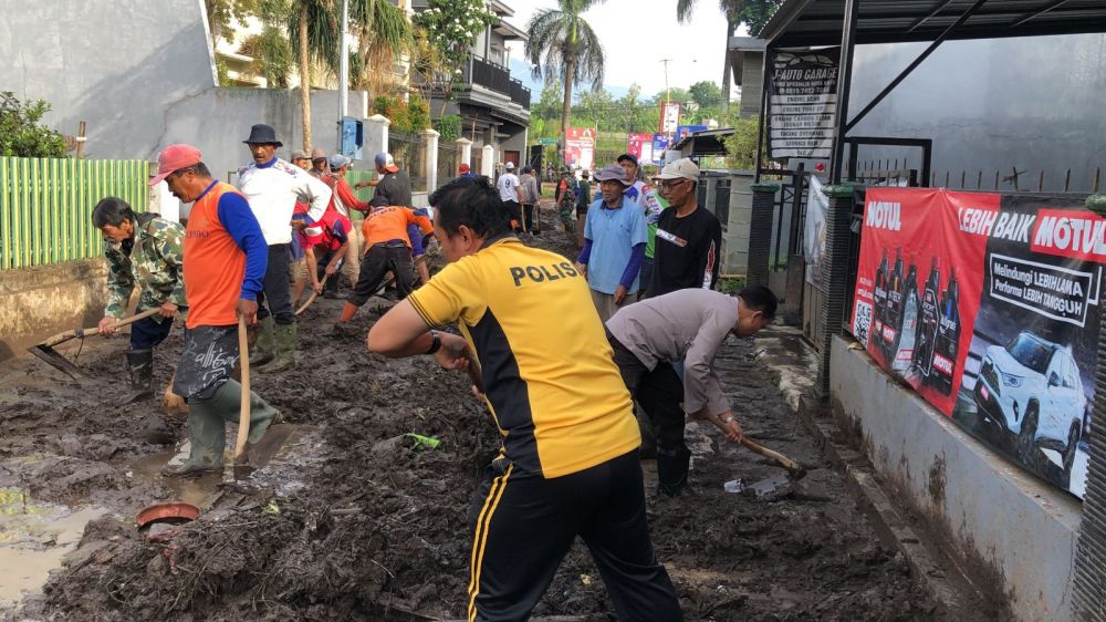 Sinergitas TNI Polri dan Warga Bersihkan Lumpur Akibat Banjir Sungai Paron