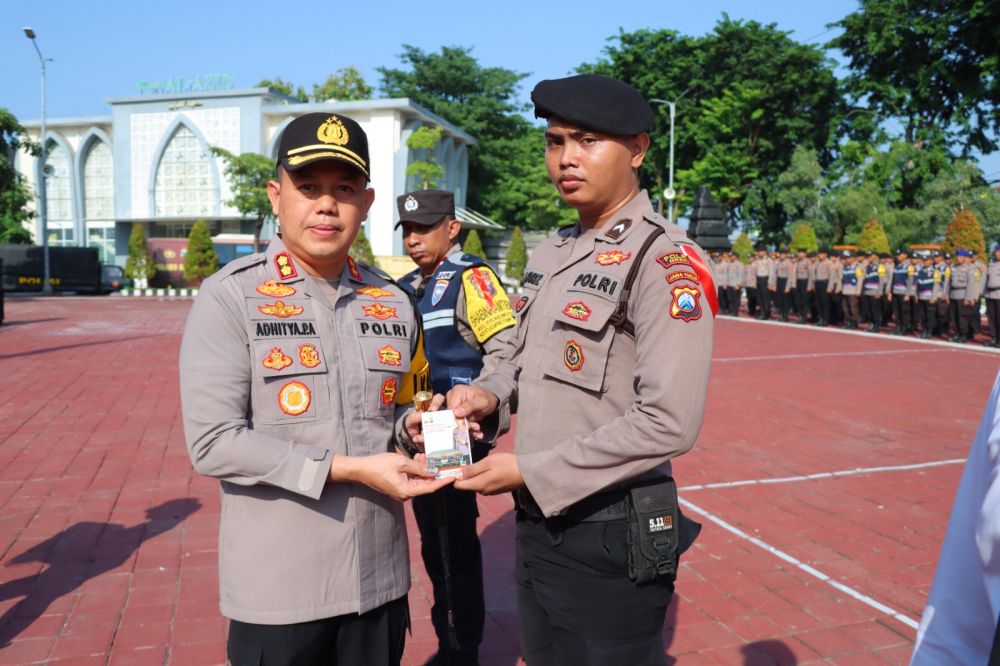 Kapolres Gresik AKBP Adhitya Panji Anom beri buku saku pengamanan Pemilu