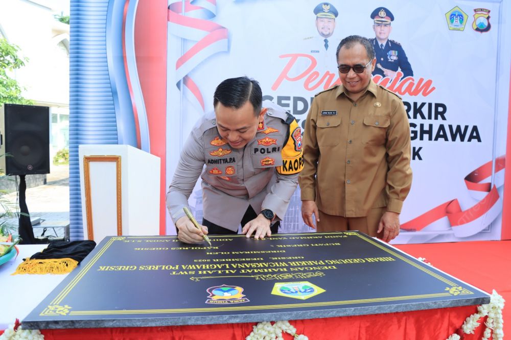 Kapolres Gresik AKBP Adhitya Panji Anom resmikan gedung parkir Polres Gresik