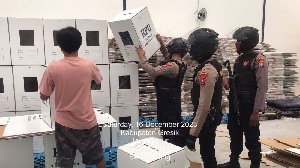 Personil Polres Gresik lakukan pengamanan gudang logistik KPU