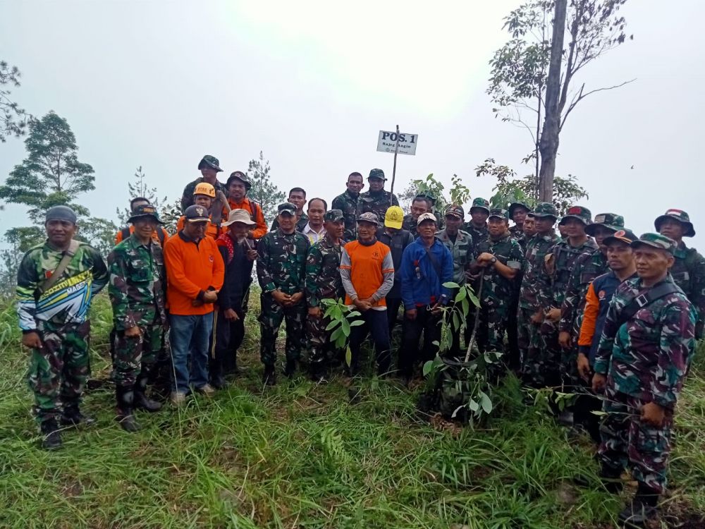 Perhutani KPH Probolinggo Serahkan Bibit Mahoni dan Damar ke Yonzipur 10