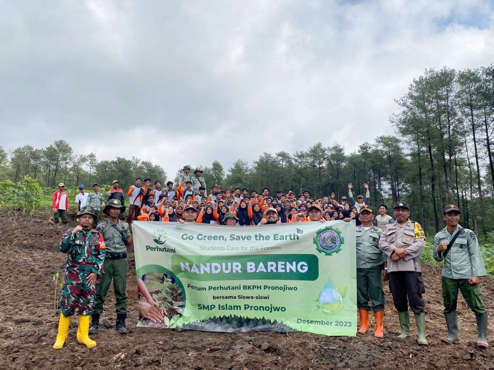 Perhutani BKPH Pronojiwo gelar Nandur Bareng
