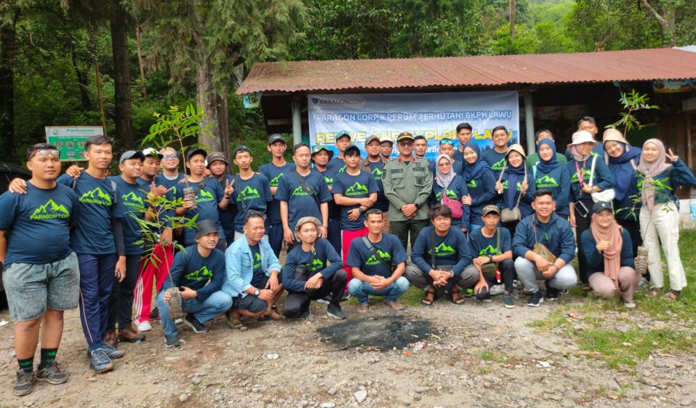 Perhutani KPH Lawu Ds bersama PT Paragon Technology and Innovation tanam pohon