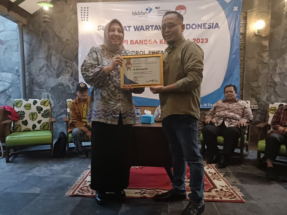 Ketua SWI Dedik Sugianto bersama  Kaper BKKBN Jatim Maria Ernawati