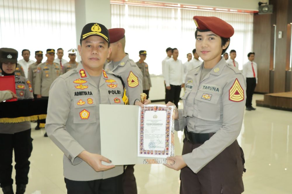 Kapolres Gresik AKBP Adhitya Panji Anom beri penghargaan Taruna-taruni Polri