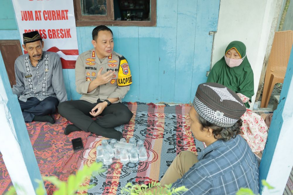Kapolres Gresik AKBP Adhitya Panji Anom saat Jum'at Curhat