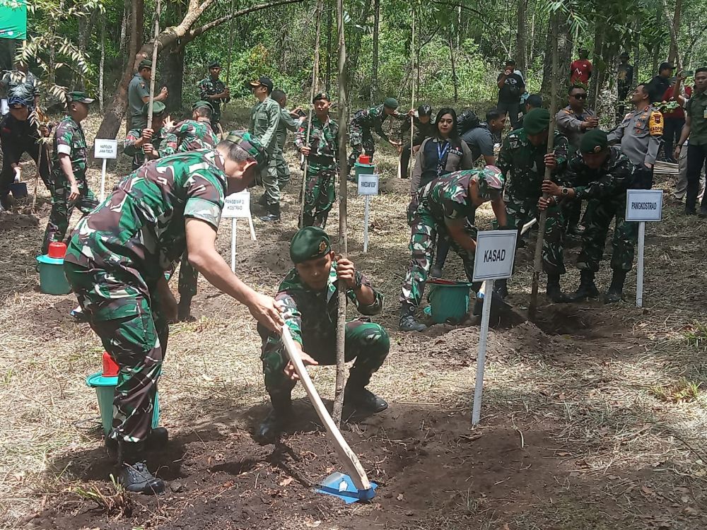 Perhutani KPH Lawu Ds bersama TNI tanam Pohon