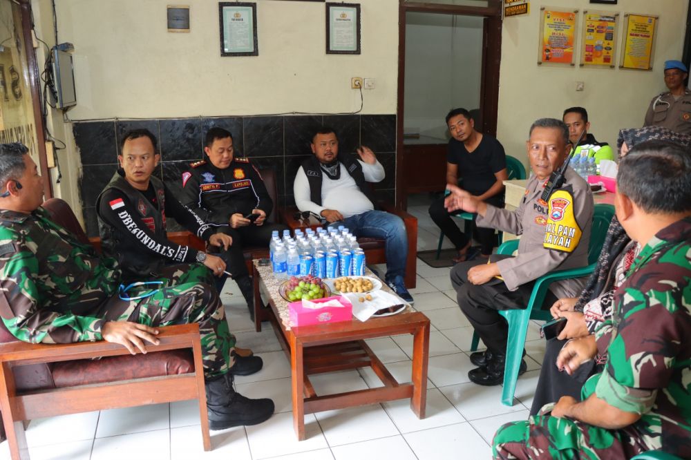 Kapolres Gresik AKBP Adhitya Panji Anom bersama Bupati Gresik Gus Yani saat cek persiapan pengamanan Nataru