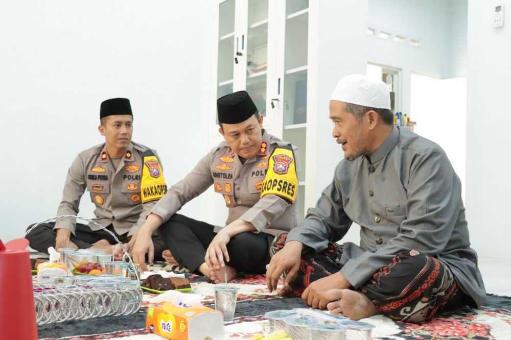 Kapolres Gresik AKBP Adhitya Panji Anom didampingi Wakapolres Kompol Erika Purwana Putra saat silaturahmi