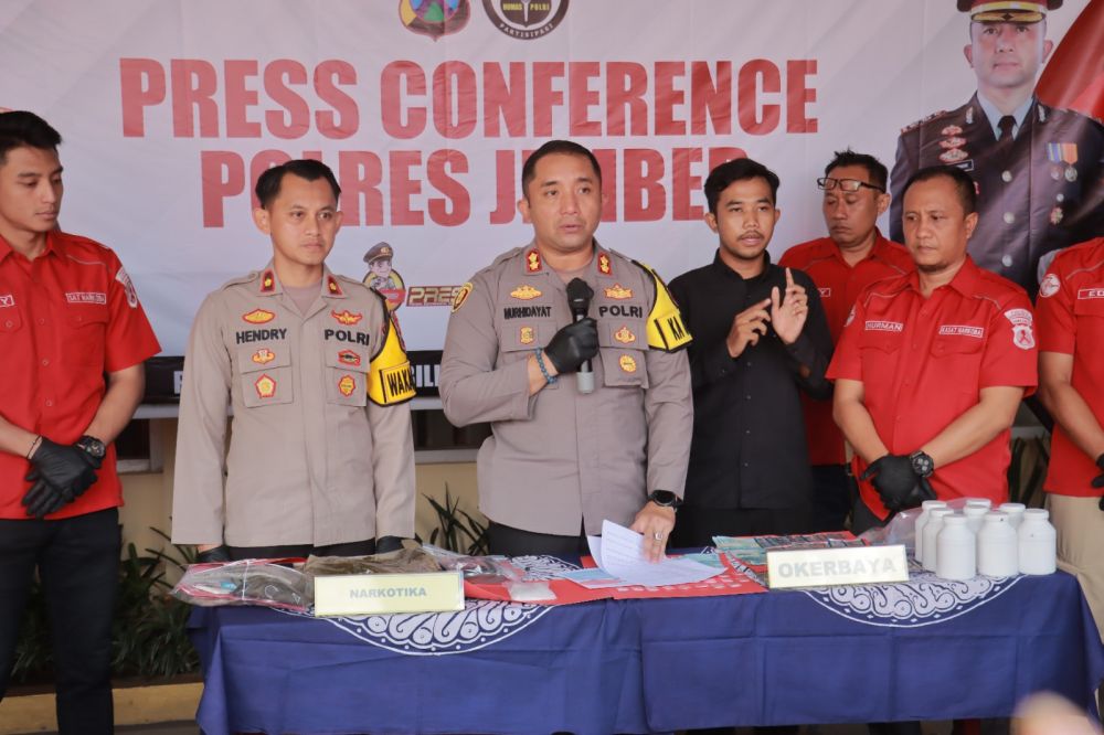Kapolres Jember AKBP Moh Nurhidayat didampingi Kasat Narkoba saat ungkap kasus