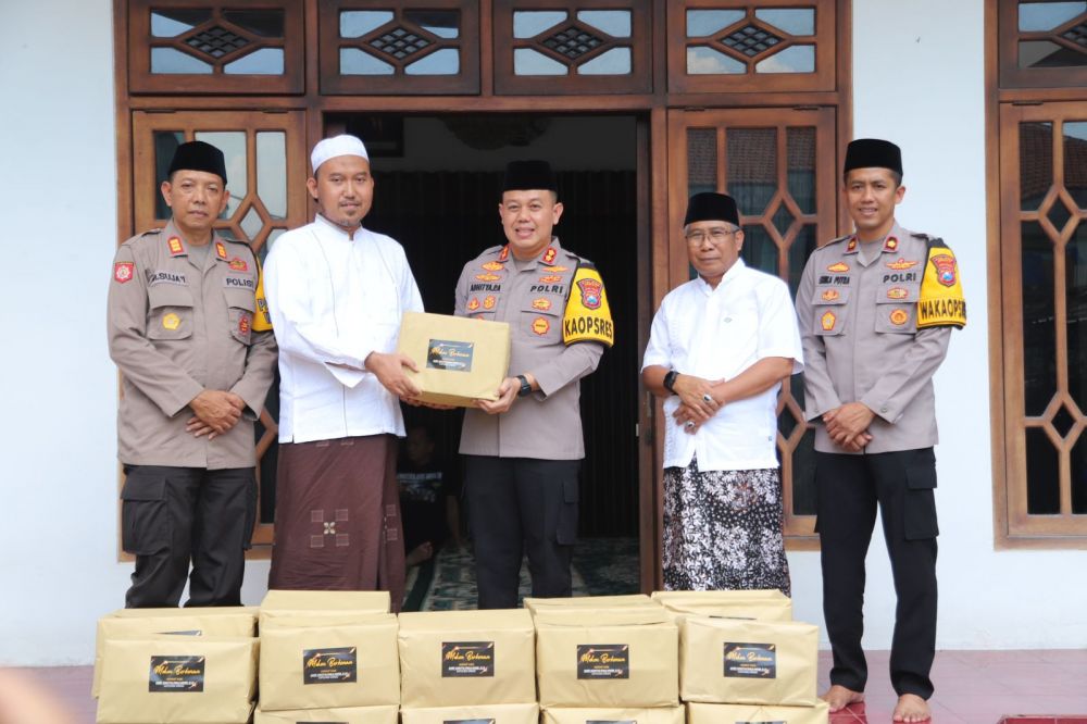 Kapolres Gresik AKBP Adhitya Panji Anom saat silaturahmi ke Ponpes Qomaruddin