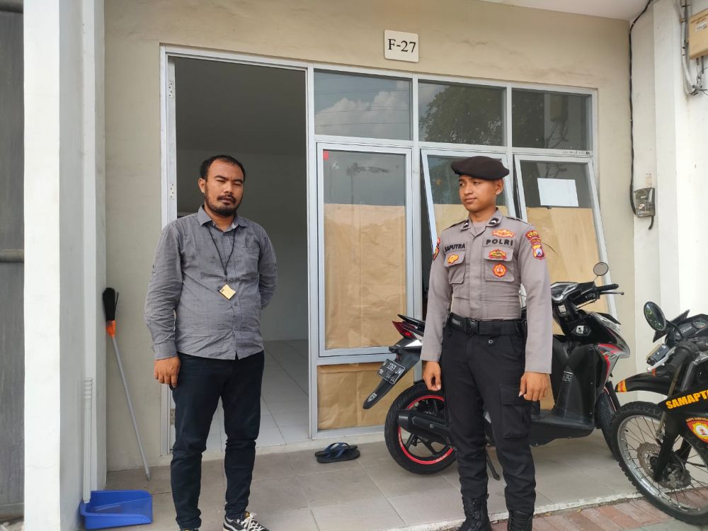 Personil Polres Gresik lakukan pengamanan gudang logistik KPU Gresik