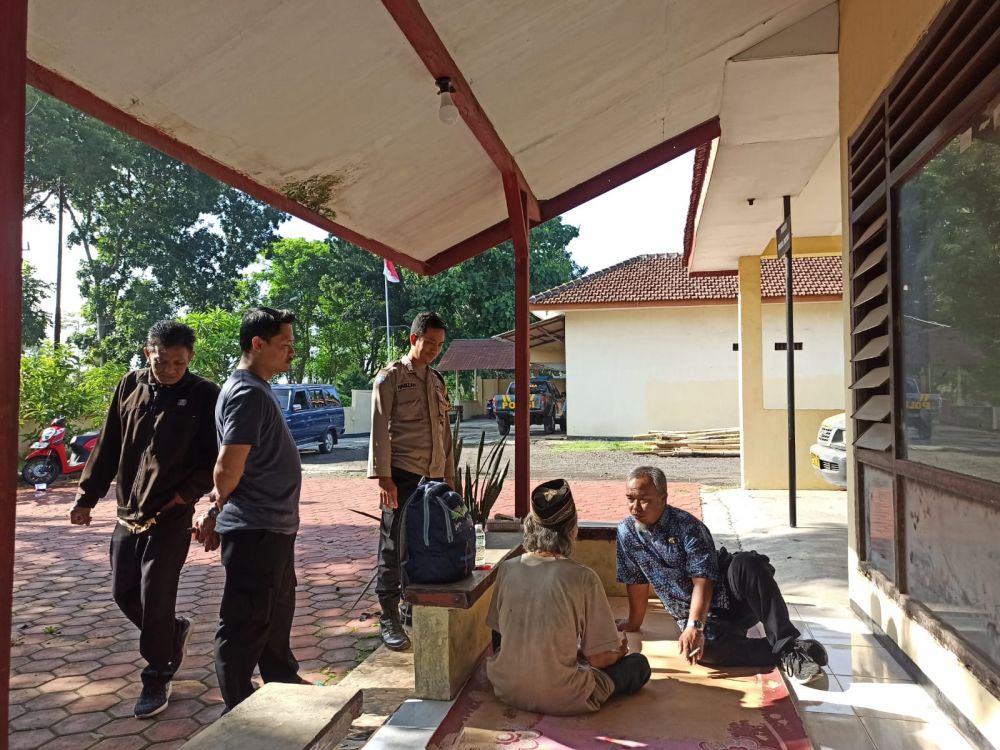 Bhabinkamtibmas Polsek Grujugan datangi gubuk kakek di hutan Pinus