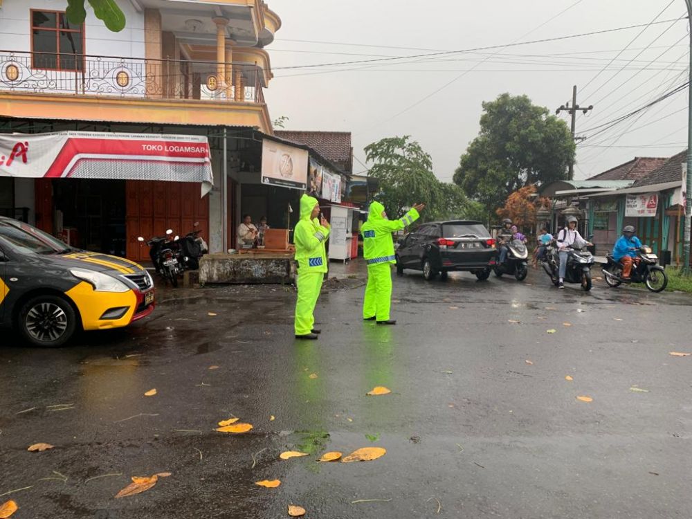Polisi lakukan pengaturan lalulintas saat evakuasi pohon tumbang