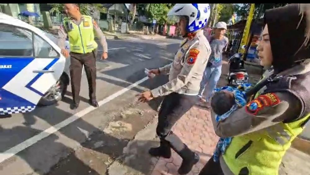Satlantas Polres Bondowoso jemput bayi yang ditemukan warga