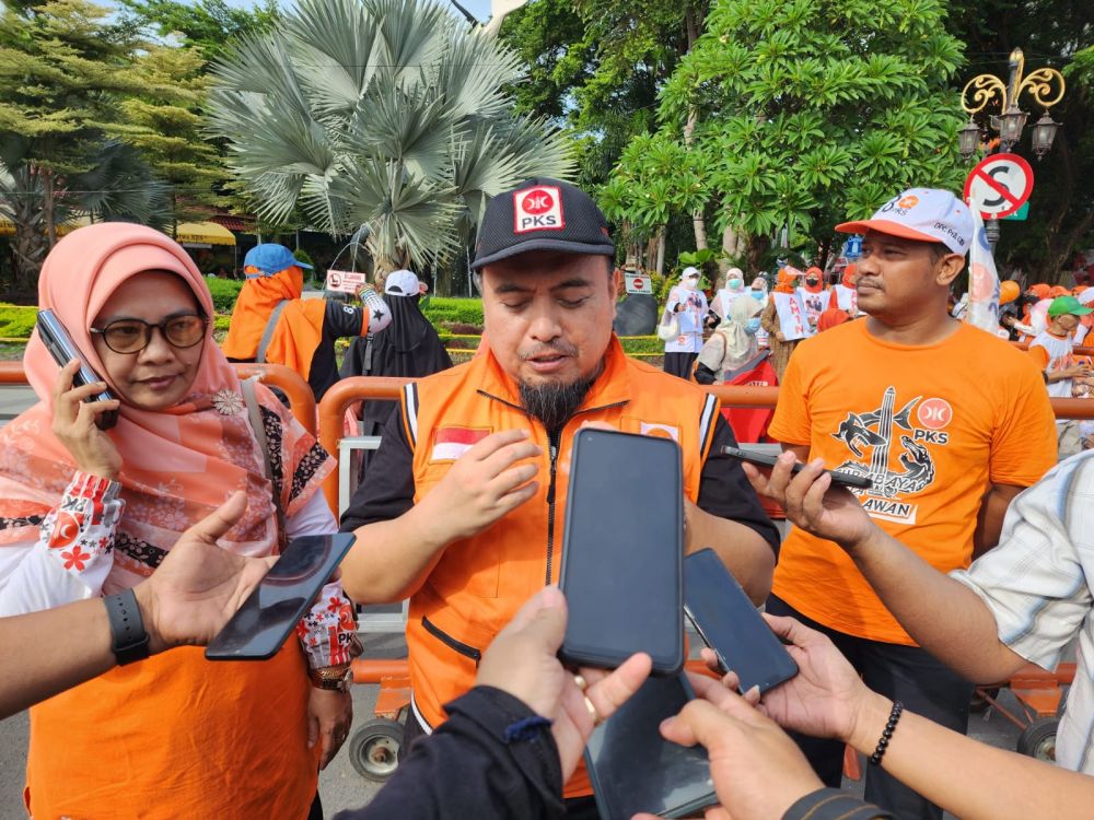 Ketua DPD PKS Kota Surabaya Johari Mustawan didampingi Wakil Ketua Komisi C DPRD Kota Surabaya Aning Rachmawati