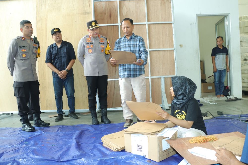 Kapolres Gresik AKBP Adhitya Panji Anom cek gudang KPU