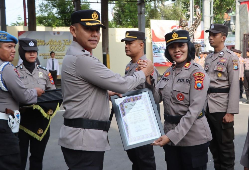 Kapolres Tulungagung AKBP Teuku Arsya Khadafi berikan penghargaan Kapolsek Karangrejo AKP Nenny Sasongko
